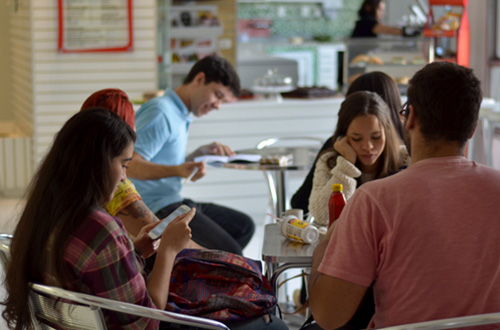 estudantes lendo na biblioteca